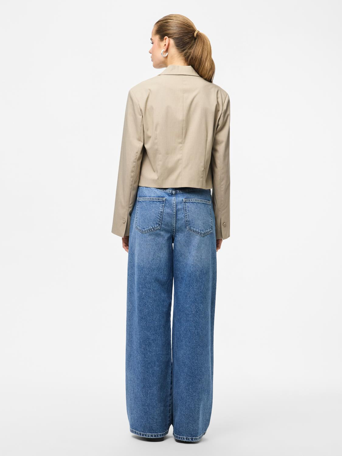 model_shot-back